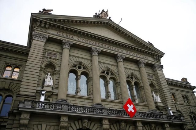 Una bandera suiza flameando en el Palacio Federal en Berna, dic 14, 2017. REUTERS Denis Balibouse