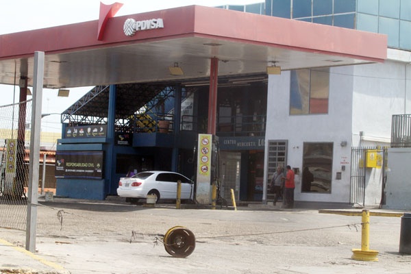 Las colas no se hicieron esperar y una larga fila de autos esperaba turno en la única gasolinera abierta en La Limpia, a la altura del sector El Periférico (Foto: Panorama)
