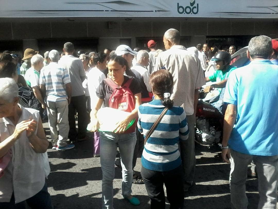 Por segundo día consecutivo, pensionados hacen largas colas para cobrar dos millones de bolívares #19Jul