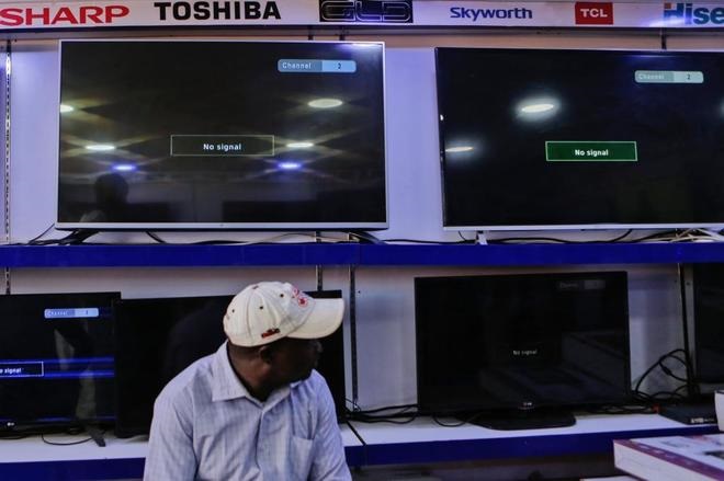 Colegio de abogados de Kenia demanda a Gobierno por ordenar apagón televisivo