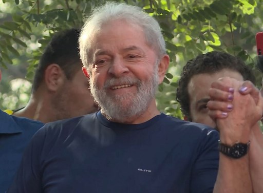 Tribunal brasileño revierte decisión que ordenaba quitar beneficios a Lula