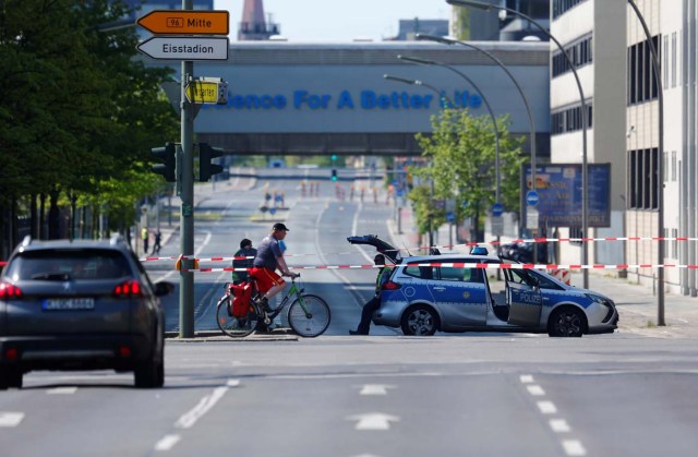 Police block a road at evacuation area while a World War Two bomb is defused near the central train station in Berlin, Germany, April 20, 2018. REUTERS/Hannibal Hanschke