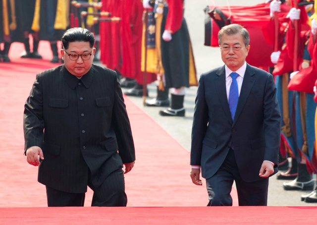 South Korean President Moon Jae-in and North Korean leader Kim Jong Un attend a welcome ceremony in the truce village of Panmunjom inside the demilitarized zone separating the two Koreas, South Korea, April 27, 2018.     Korea Summit Press Pool/Pool via Reuters