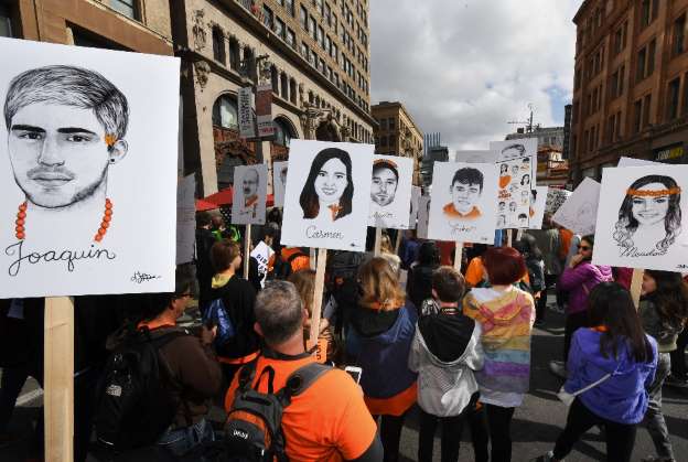 Estudiantes llevan retratos de las víctimas del tiroteo en la secundaria Marjory Stoneman Douglas, durante la protesta del 24 de marzo de 2018 en Los Ángeles, California. Foto: AFP / Mark Ralston