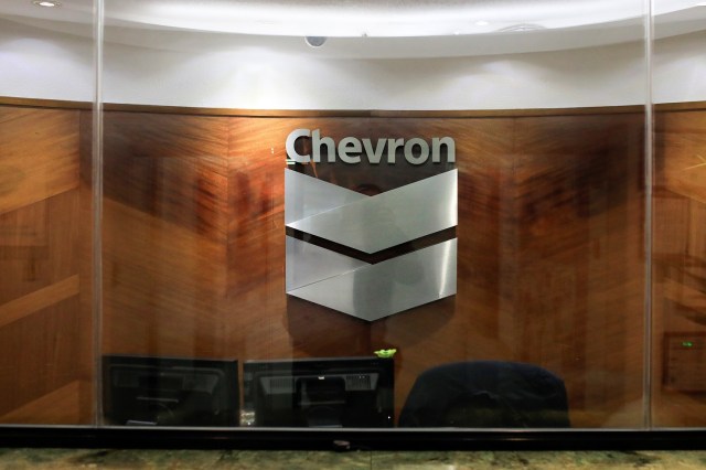 El logo de Chevron es visto en las oficinas de la compañías en Caracas, Venezuela, 25 de abril de 2018. REUTERS/Marco Bello