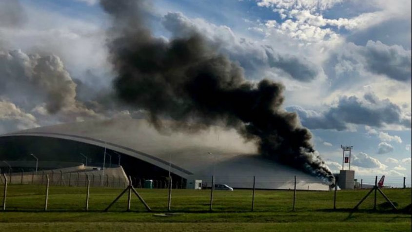 Evacúan el principal aeropuerto de Uruguay por incendio (Video)