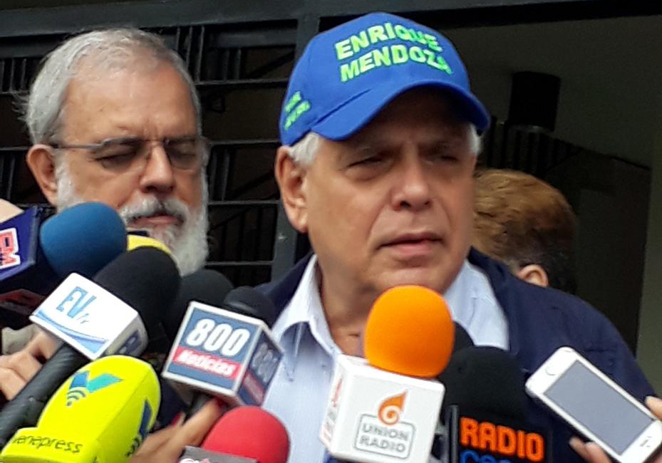 Enrique Mendoza dice que la salida sin violencia depende de Maduro
