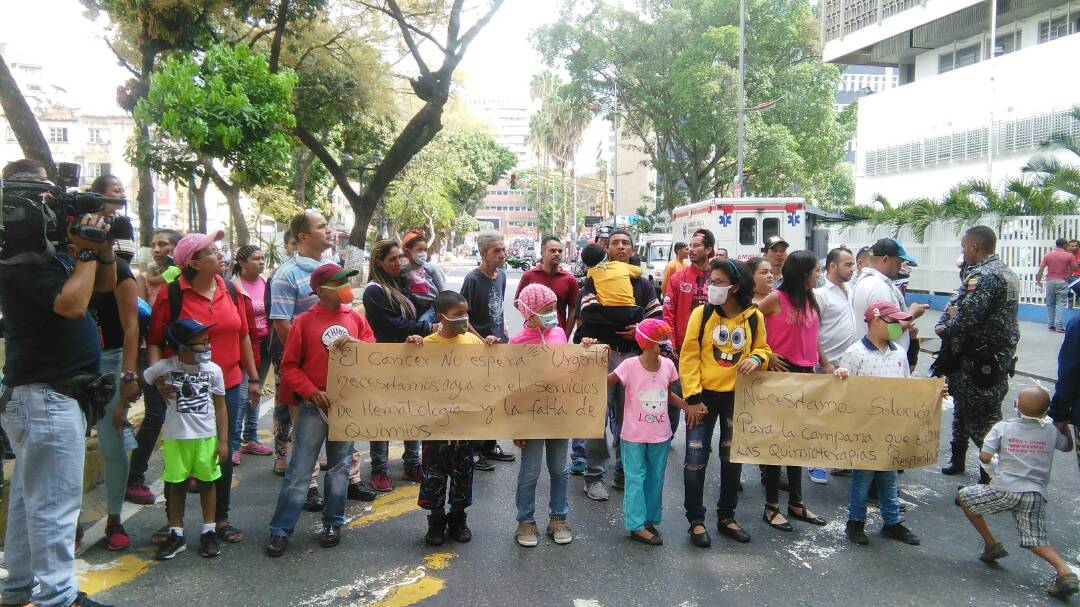 Protestan en el Hospital J.M. de Los Ríos por falta de quimioterapias (Video)