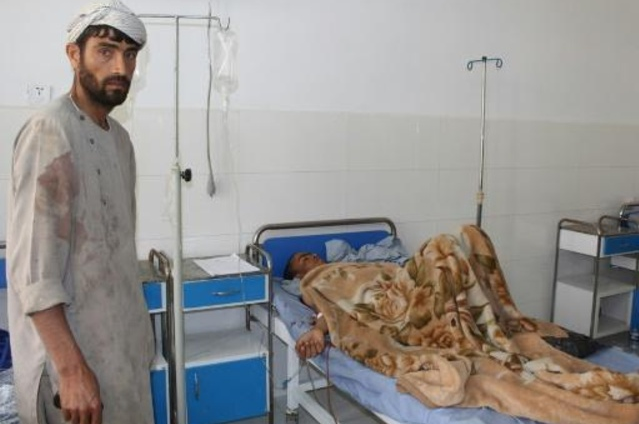 Un joven afgano recibe tratamiento para sus heridas en un hospital de Kunduz después de que un ataque aéreo bombardeara la escuela coránica donde estudiaba (Foto: AFP)