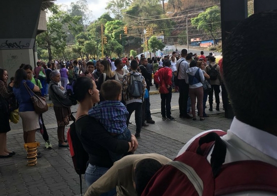 Reportan fuerte retraso en varias estaciones del Metro de Caracas #17Abr (fotos)
