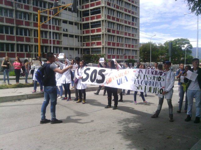 Foto: Estudiantes de Farmacia y Bioanalisis de la ULA protestan por falta de insumos / Jesús Quintero