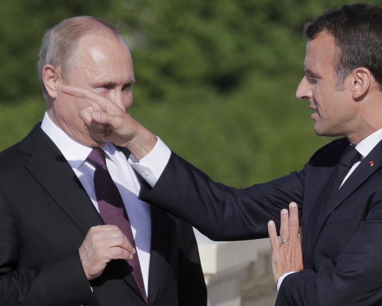 Putin recibe a Macron en los jardines del Palacio de Constantino