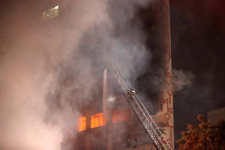 En Video: El momento en que se derrumba un edificio en llamas en Sao Paulo (Fotos)