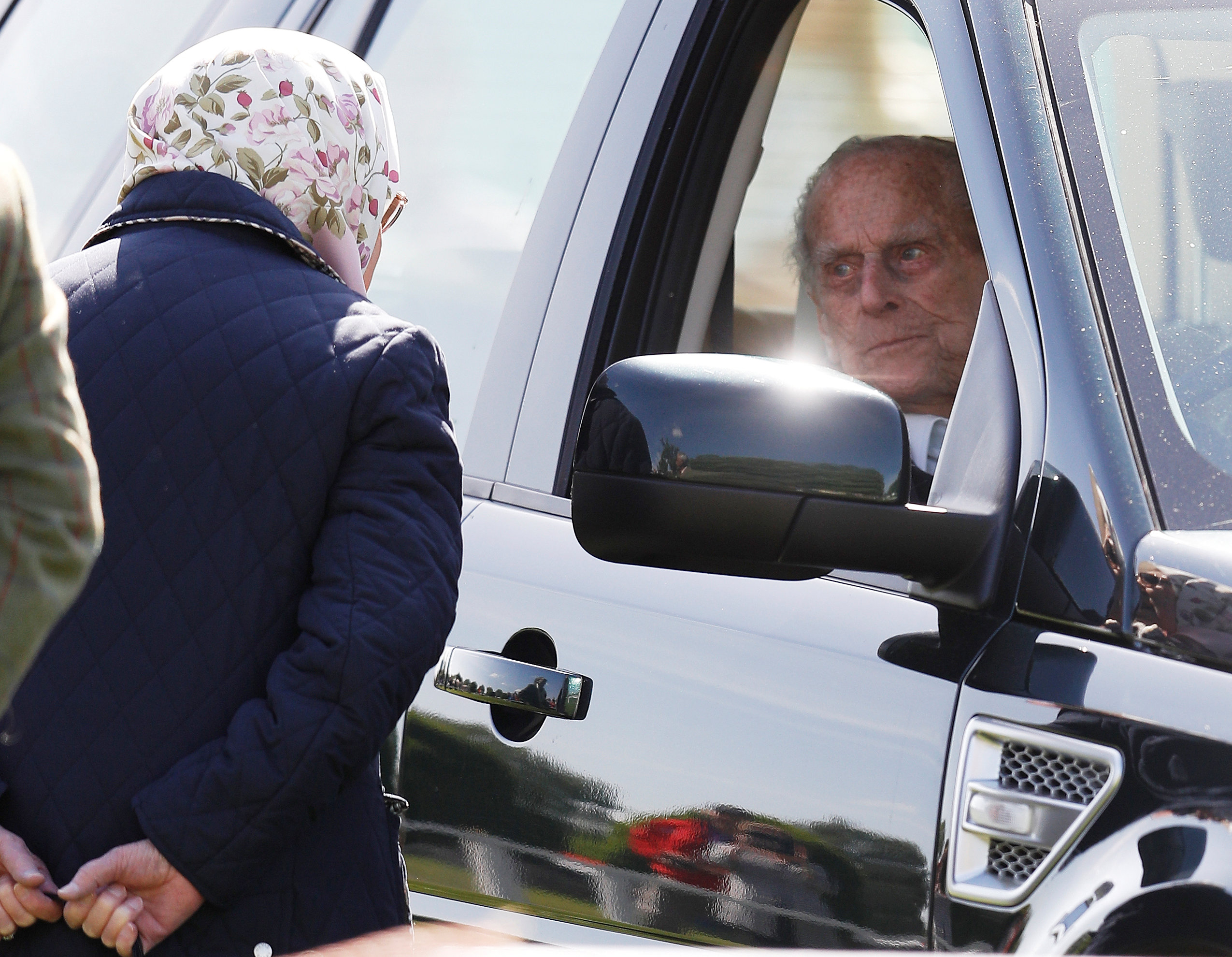 El príncipe Felipe reaparece tras operación manejando su Land Rover (Fotos)