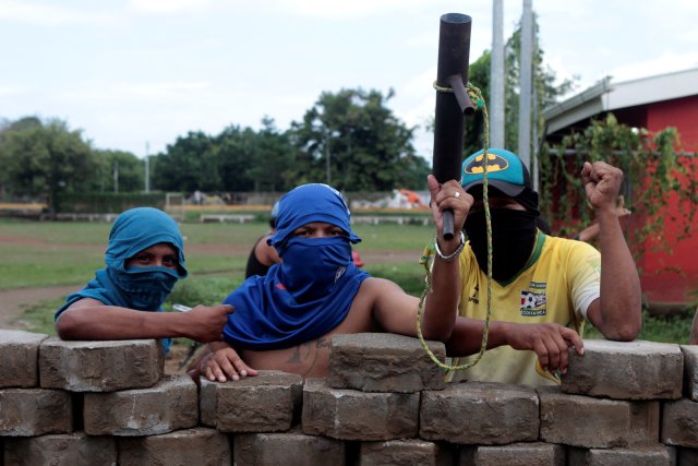 Los manifestantes posan una foto contra una barricada durante una protesta contra el gobierno del presidente nicaragüense Daniel Ortega en Masaya, Nicaragua el 15 de mayo de 2018. REUTERS / Oswaldo Rivas