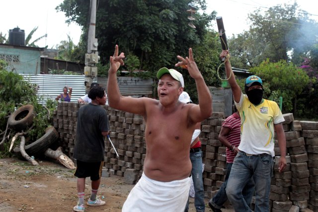 Un hombre grita consignas durante una protesta contra el gobierno del presidente de Nicaragua, Daniel Ortega, en Masaya, Nicaragua, el 15 de mayo de 2018. REUTERS / Oswaldo Rivas