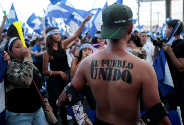  Un manifestante con la frase "El pueblo unido" escrito en su cuerpo toma parte en una protesta contra el gobierno del presidente de Nicaragua, Daniel Ortega, en Managua, Nicaragua, el 15 de mayo de 2018. REUTERS / Oswaldo Rivas