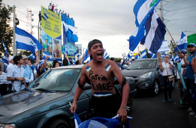  Un manifestante con la frase "Patria Libre o Morir" escrita en su cuerpo toma parte en una protesta contra el gobierno del presidente nicaragüense Daniel Ortega en Managua, Nicaragua el 15 de mayo de 2018. REUTERS / Oswaldo Rivas TPX IMÁGENES DEL DÍA