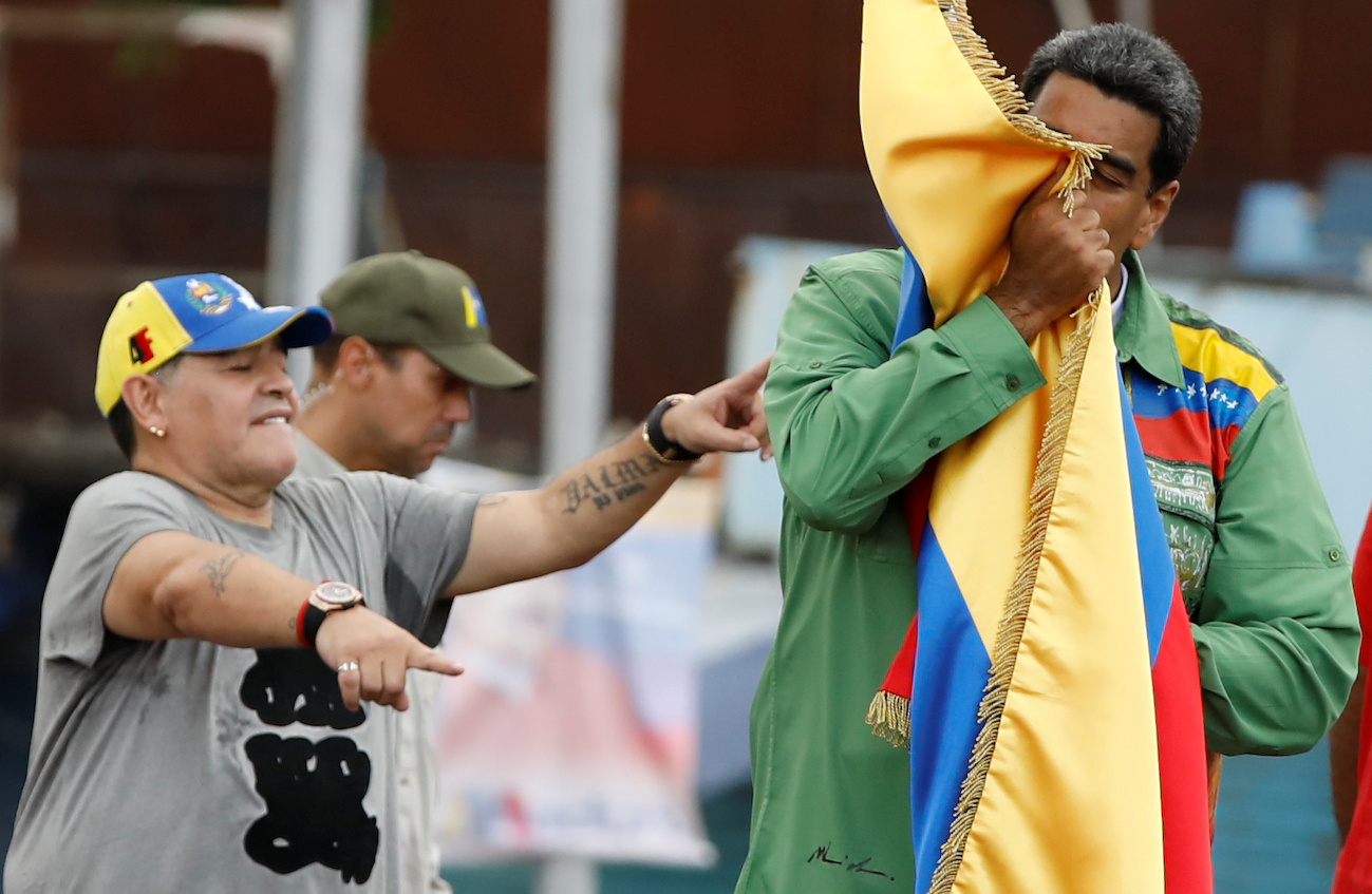 No te pierdas el regalo que le dio Maradona a Maduro (FOTOS + marca famosa)