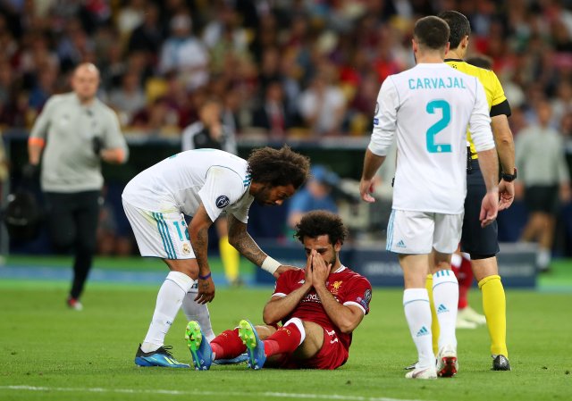 Soccer Football - Champions League Final - Real Madrid v Liverpool - NSC Olympic Stadium, Kiev, Ukraine - May 26, 2018   Liverpool's Mohamed Salah is consoled by Real Madrid's Marcelo after sustaining an injury    REUTERS/Hannah McKay