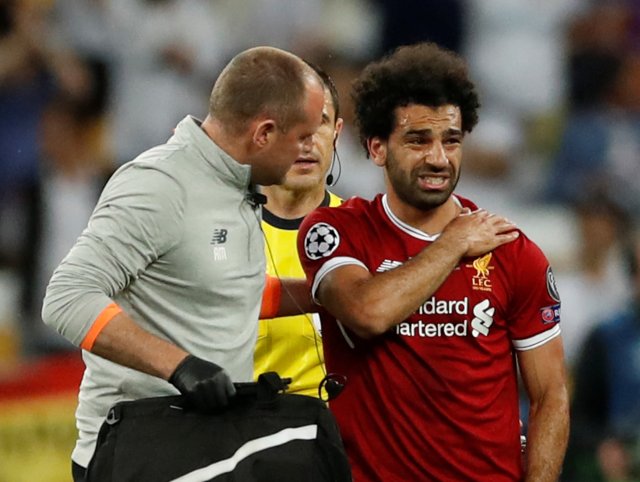 Soccer Football - Champions League Final - Real Madrid v Liverpool - NSC Olympic Stadium, Kiev, Ukraine - May 26, 2018   Liverpool's Mohamed Salah looks dejected as he is substituted off due to injury   REUTERS/Andrew Boyers