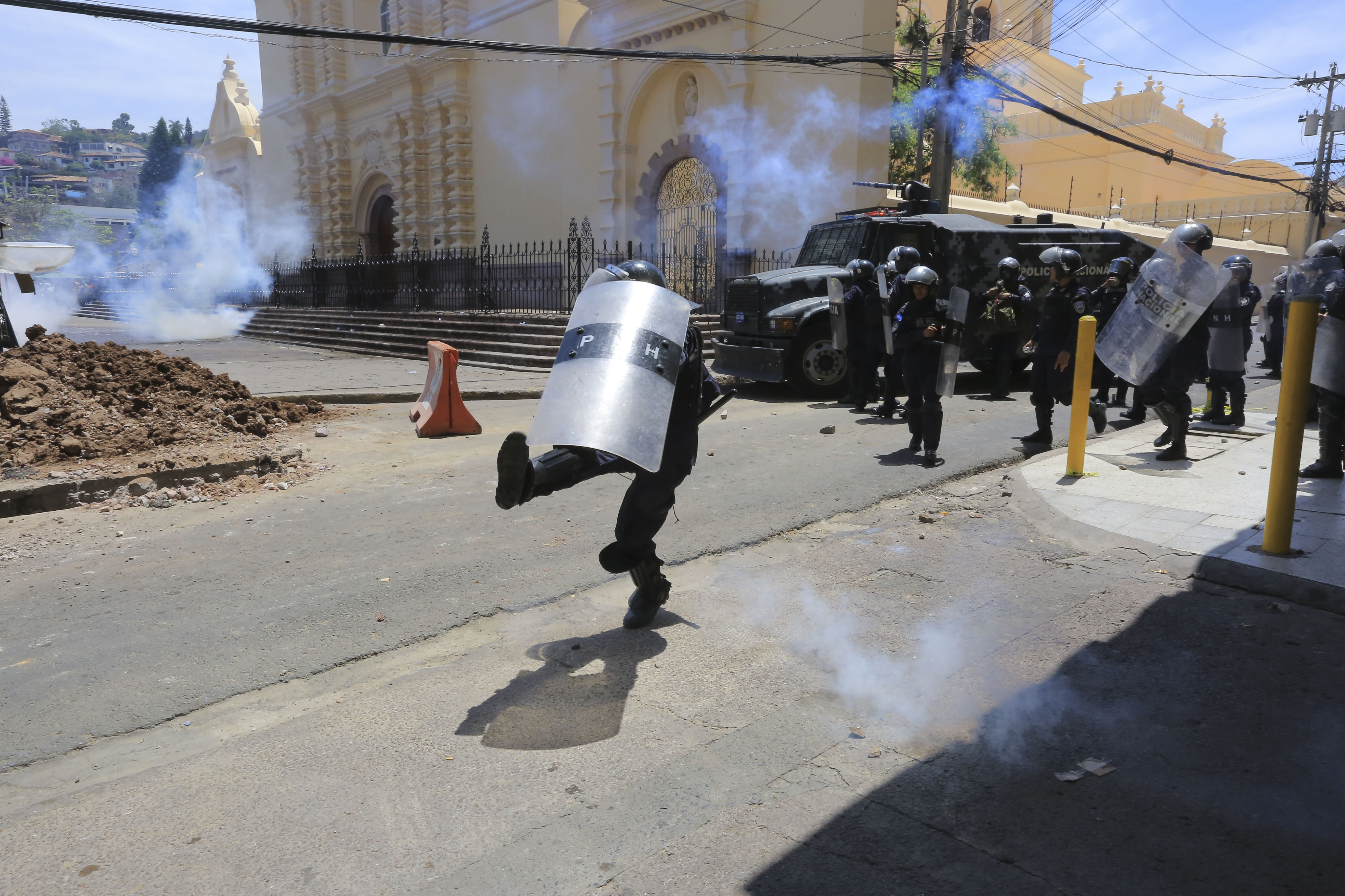 Policía de Honduras reprime con lacrimógenas durante marcha de trabajadores