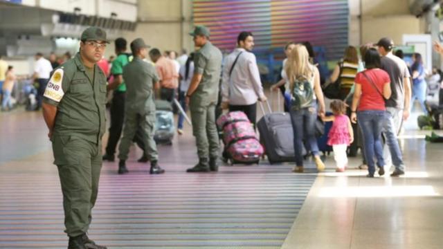 GNB controlan a los pasajeros que caminan por el Aeropuerto Internacional Simón Bolívar (Foto: ABC)