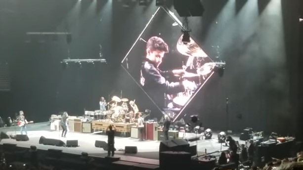 Foo Fighters invitó a un niño venezolano a tocar en pleno show y luego no quiso bajarse de la tarima (Videos)