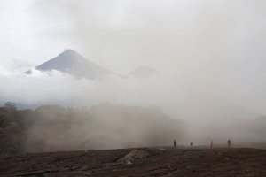 Nuevos deslizamientos complican búsqueda de desaparecidos por volcán en Guatemala
