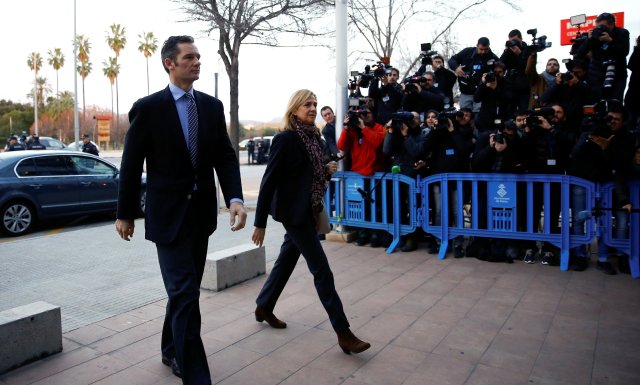 FILE PHOTO: Spain's Princess Cristina (C) arrives to court with husband Inaki Urdangarin to appear on charges of tax fraud,  as a long-running investigation into the business affairs of her husband goes to trial in Palma de Mallorca, Spain, January 11, 2016. REUTERS/Marcelo del Pozo/File Photo