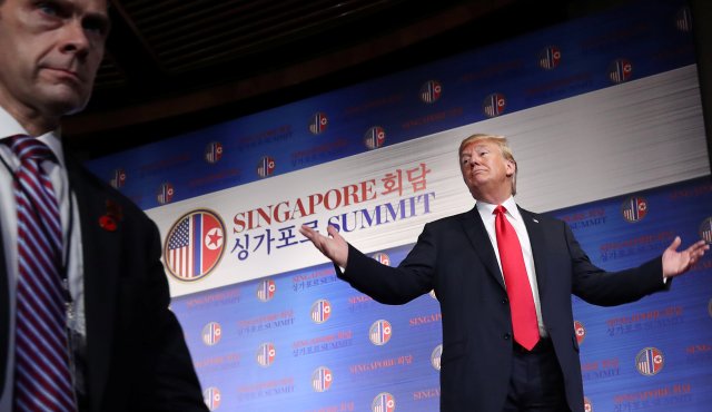 El presidente de los Estados Unidos, Donald Trump, reacciona luego de una conferencia de prensa luego de su reunión con el líder norcoreano Kim Jong Un en el Hotel Capella en la isla Sentosa en Singapur el 12 de junio de 2018. REUTERS / Jonathan Ernst
