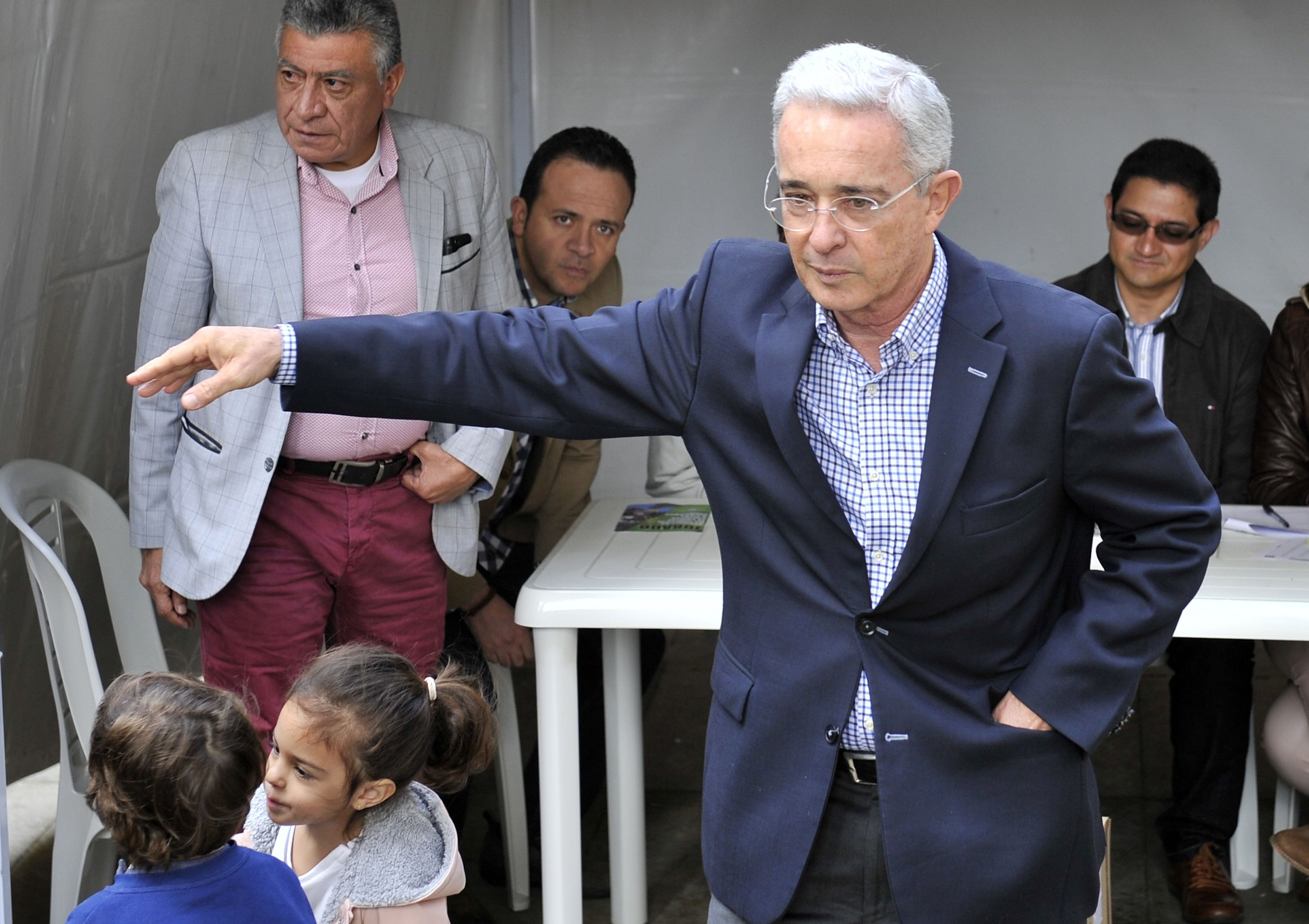 Uribe pide que no consideren su carta de renuncia al Senado