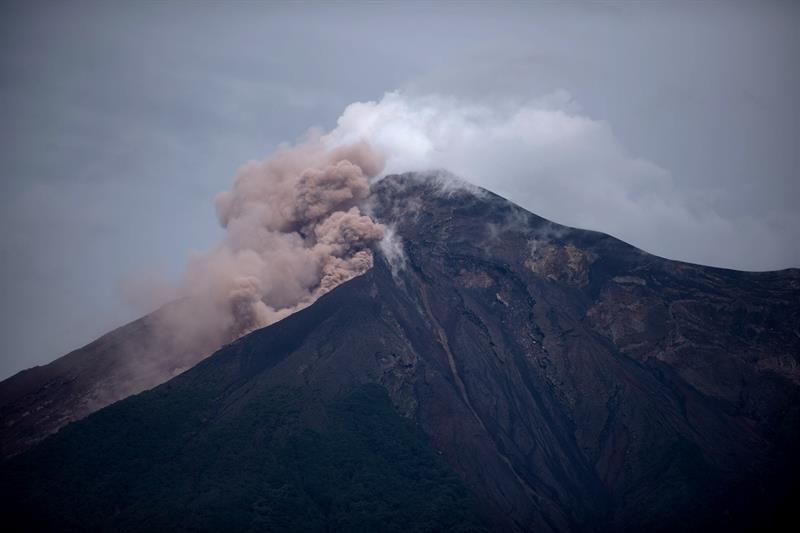 Flujos piroclásticos siguen descendiendo por el Volcán de Fuego en Guatemala