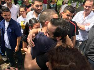 El emotivo reencuentro entre Gilber Caro y Gabriel Valles tras ser excarcelados (Fotos)