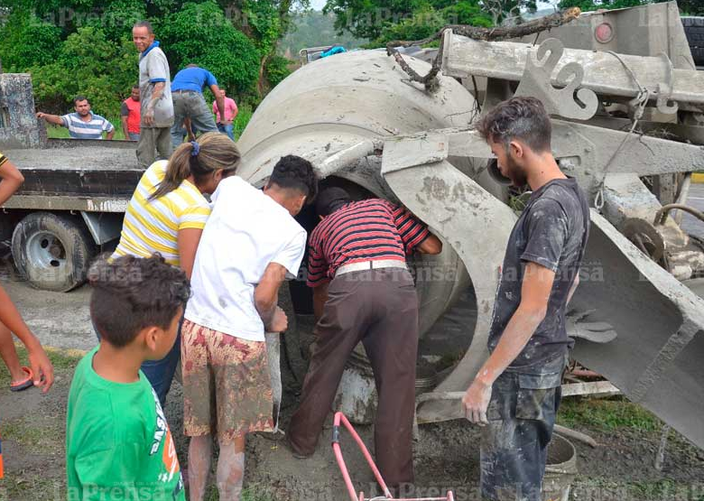 Saquearon un camión de cemento en Barquisimeto (fotos)