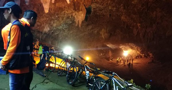 Doce niños siguen atrapados en una cueva en Tailandia