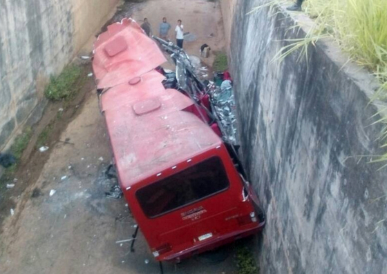 Un muerto y 33 heridos dejó un accidente de autobús en Portuguesa (fotos)