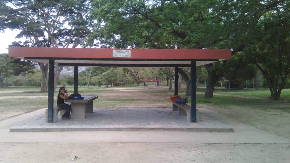 Siguen violando las normas: Pintan de rojo los kioskos del Parque del Este (fotos)