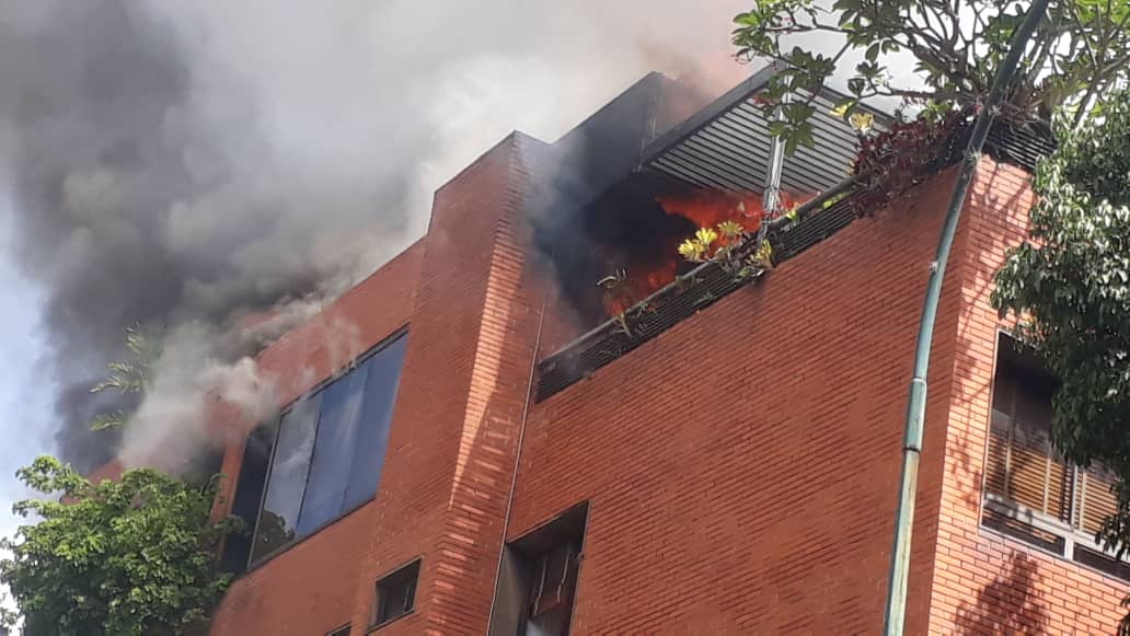 Se incendia apartamento en edificio de Altamira #6Jul (Fotos)