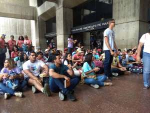 Al menos 150 jóvenes de ProCiudadanos en huelga de hambre en contra de las medidas económicas de Maduro (Video + Fotos)