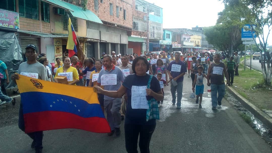Comerciantes del Mercado Municipal de San Fernando de Apure tomaron las calles para rechazar desalojo