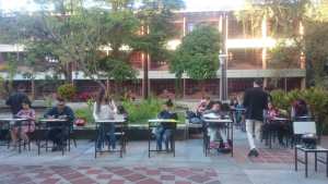 ¿País potencia? A falta de luz, estudiantes de la ULA presentaron examen en el patio (FOTO)