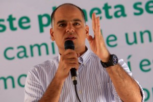 Andrés Izarra: Chávez jamás hubiera recibido en Miraflores a un sapo de la DEA