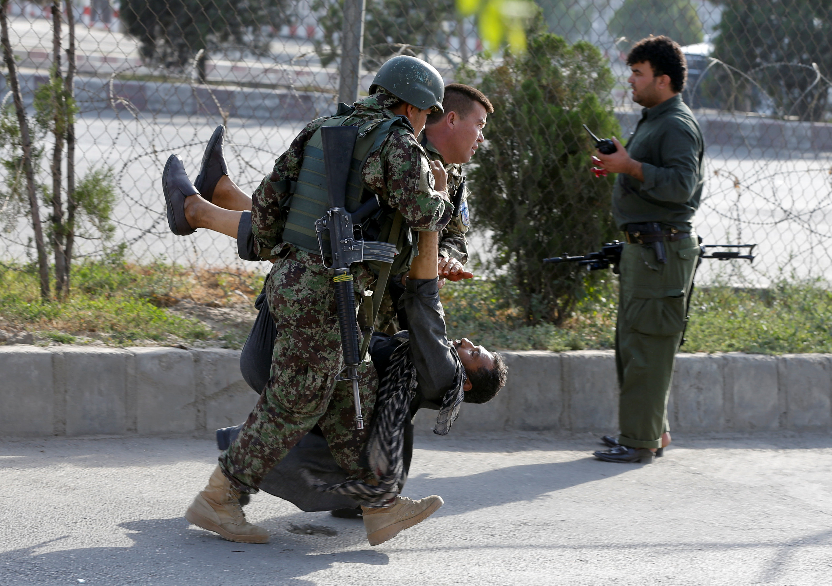 Al menos 10 heridos en atentado tras llegar del exilio vicepresidente afgano