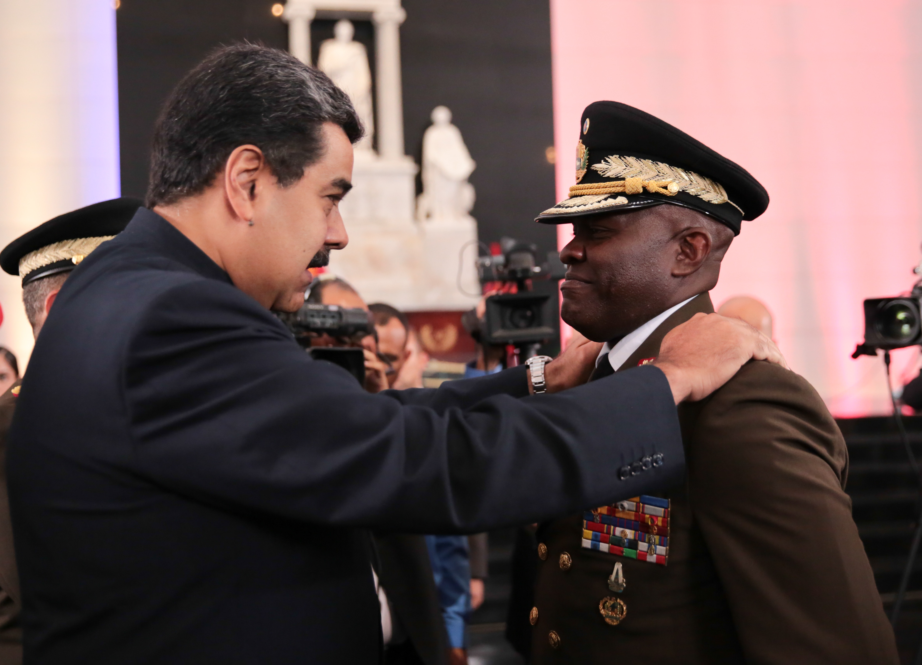 Maduro pide a militares estar alerta ante versiones de que Trump planteó invadir Venezuela