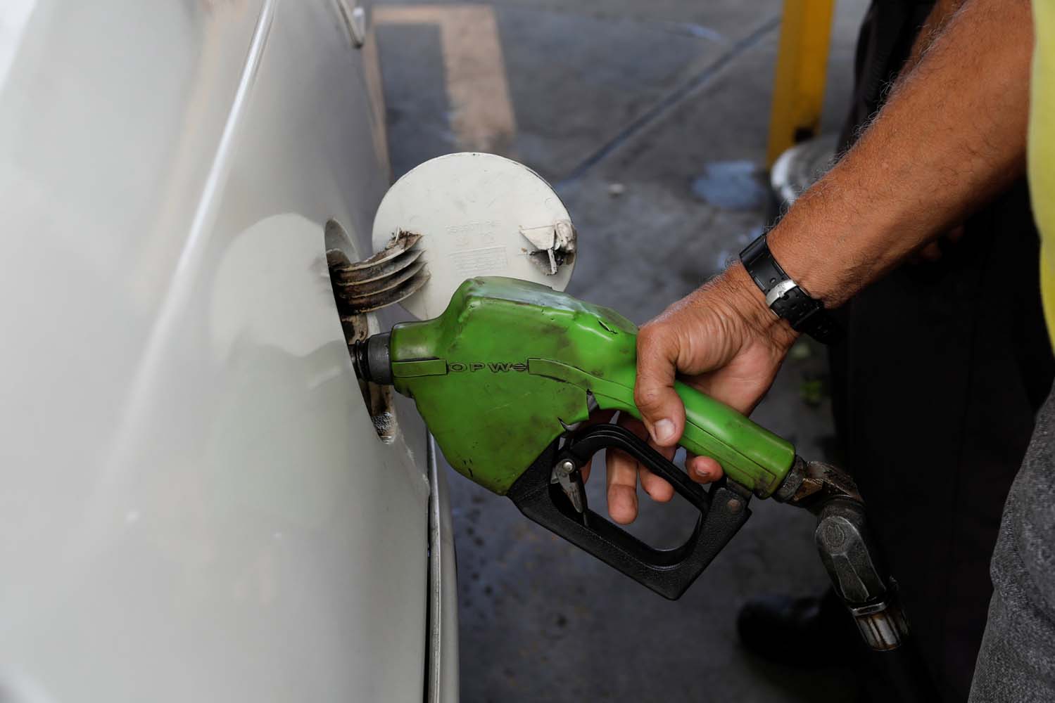 Argentina formaliza la congelación de los precios de combustibles por 90 días