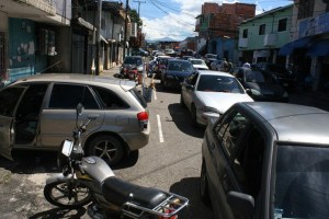 Caos en San Cristóbal por colas para la gasolina
