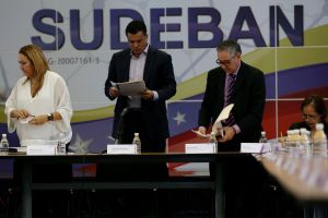 Como un “quieto sin pistola” consideran los venezolanos que Sudeban obligue a mover remesas a cambio oficial (TWITTERENCUESTA)