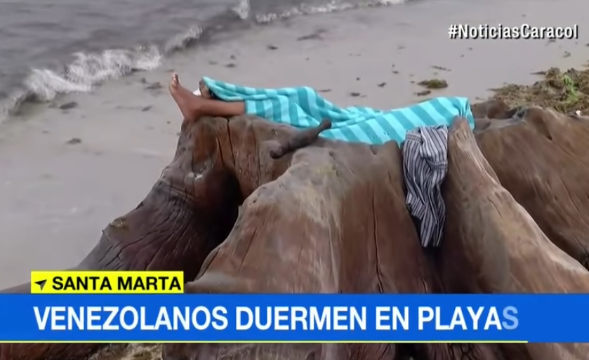 HOLOCAUSTO CHAVISTA: Familias venezolanas duermen en las playas de Santa Marta (video)