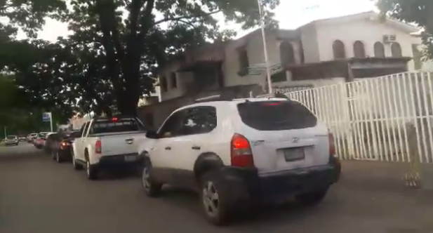 Largas colas para echar gasolina en Carabobo #17Ago (videos)